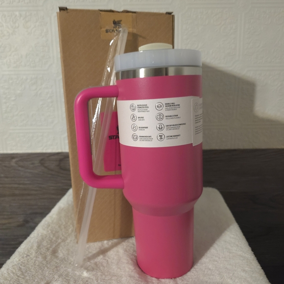Stanley Quencher H2.0 40oz FlowState Tumbler Pink NWT With Straw - Picture 2 of 2